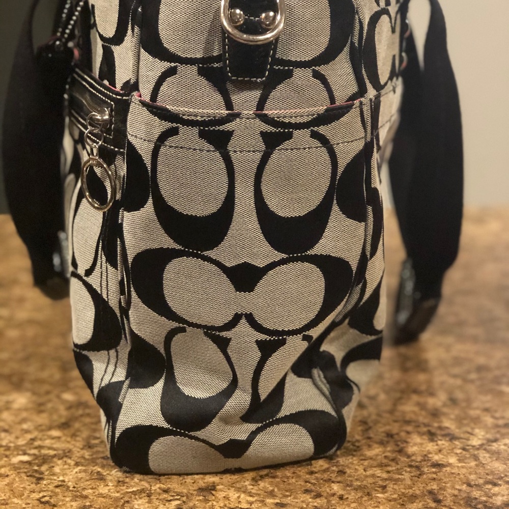 Black and gray large coach  bag. No A1093-F14871. - Picture 3 of 6